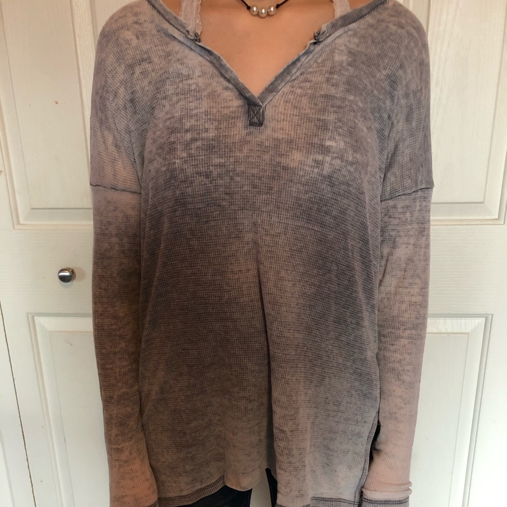 American Eagle Outfitters gray long sleeve v-neck